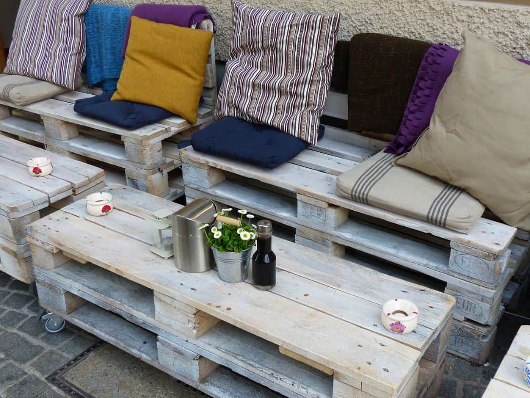 10-diy-outdoor-furniture-6-rolling-console-pexels